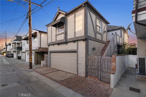 Attached, Exterior, Facade, Rowhouse