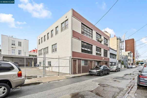 Exterior, Facade, Rowhouse
