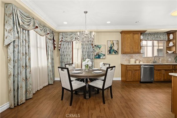 Chandelier, Dining room, Interior, Kitchen, Recessed Lighting, Wood Texture Flooring