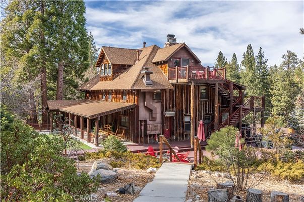 Exterior, Facade, Log Home