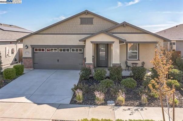 Attached, Exterior, Facade, American Craftsman