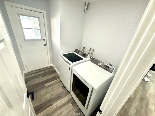 Interior, Washer, Wood Texture Flooring