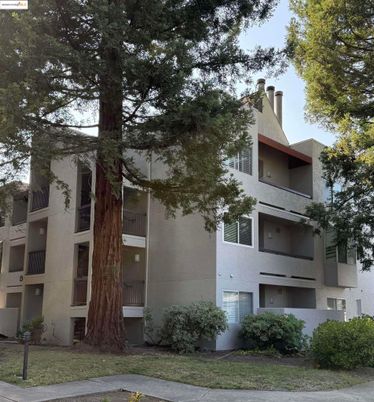 Exterior, Facade, Modern