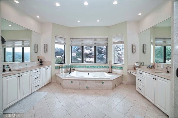 Bathroom, Dual Sink Vanities, Interior, Recessed Lighting