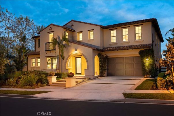 Attached, Exterior, Facade, Mediterranean