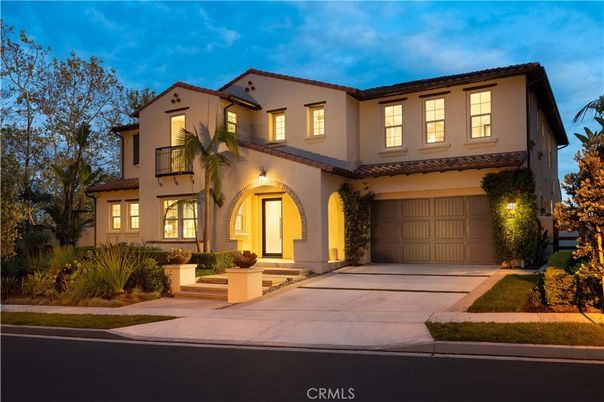 Attached, Exterior, Facade, Mediterranean