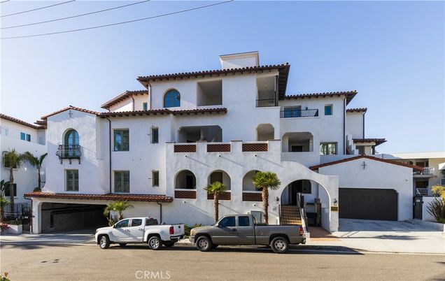 Attached, Exterior, Facade, Mediterranean