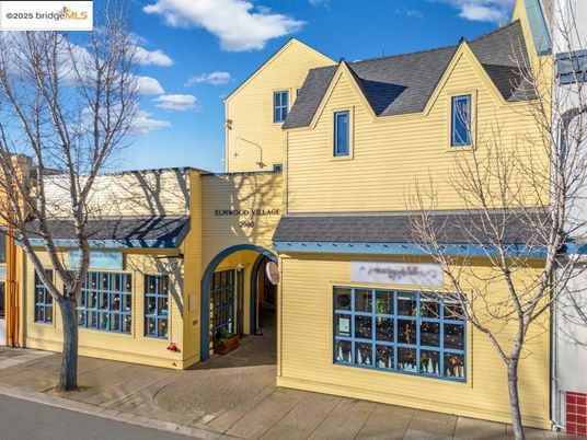Exterior, Facade, Rowhouse