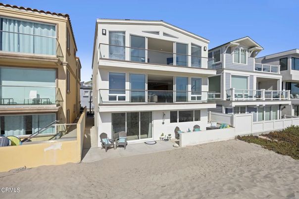 Exterior, Facade, Rowhouse