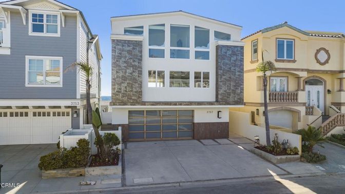 Attached, Exterior, Facade, Rowhouse