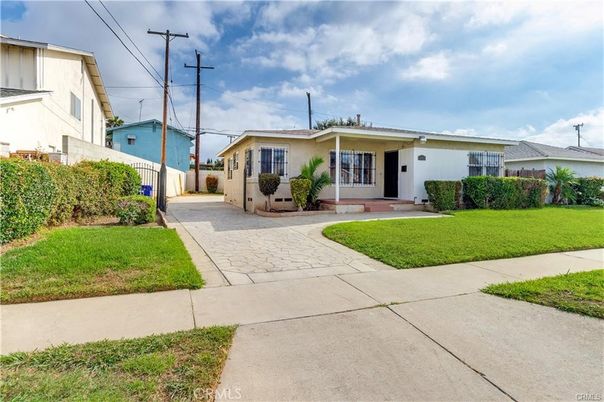 Backyard, Exterior, Facade, Ranch