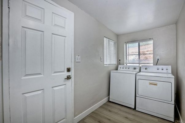 Interior, Washer, Wood Texture Flooring