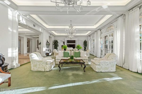 Chandelier, Interior, Living room