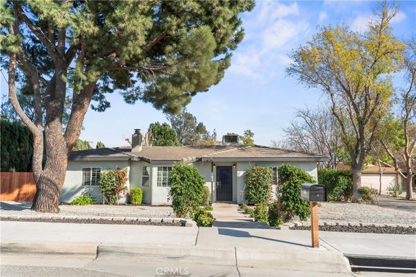 Exterior, Facade, Ranch