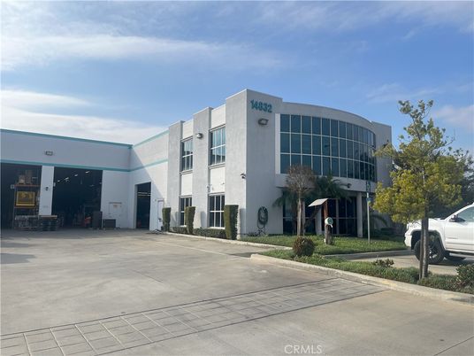 Exterior, Facade, Modern