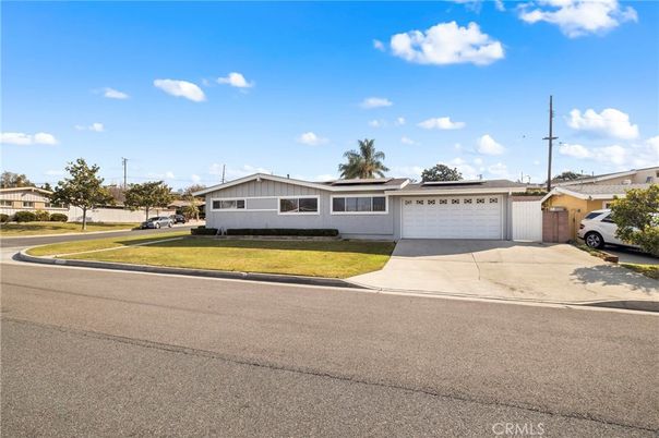 Attached, Exterior, Facade, Ranch