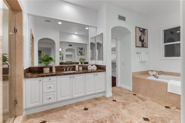 Bathroom, Dual Sink Vanities, Interior, Recessed Lighting