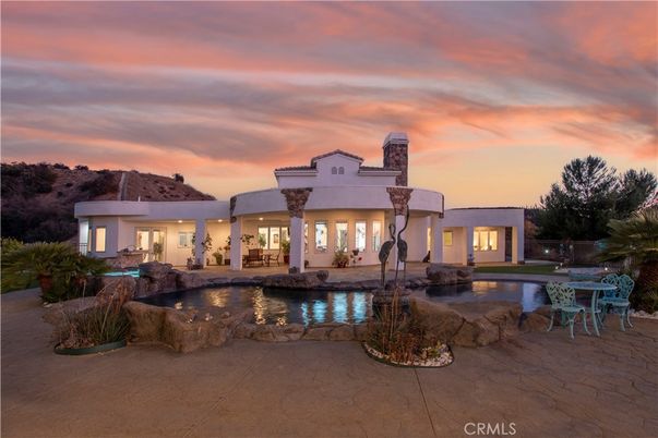 Exterior, Facade, Pool, Modern