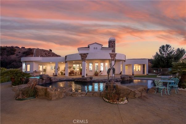 Exterior, Facade, Pool, Modern