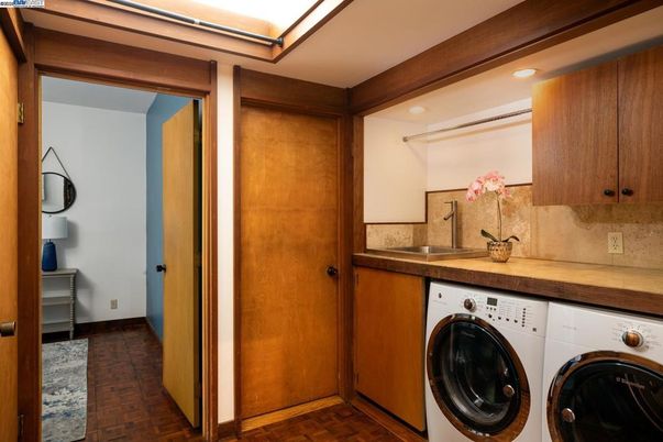 Interior, Recessed Lighting, Washer, Wood Texture Flooring