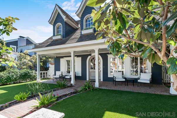 Exterior, Facade, Queen Anne Victorian