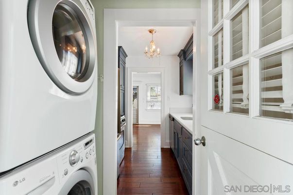 Chandelier, Interior, Utility Closets, Washer, Wood Texture Flooring