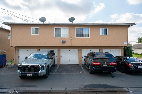 Attached, Exterior, Facade, Raised Ranch
