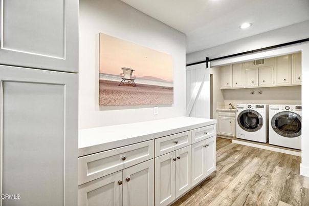 Interior, Recessed Lighting, Washer, Wood Texture Flooring