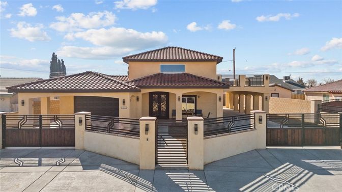 Attached, Exterior, Facade, Mediterranean