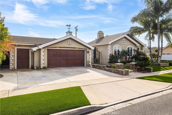 Attached, Exterior, Facade, Ranch