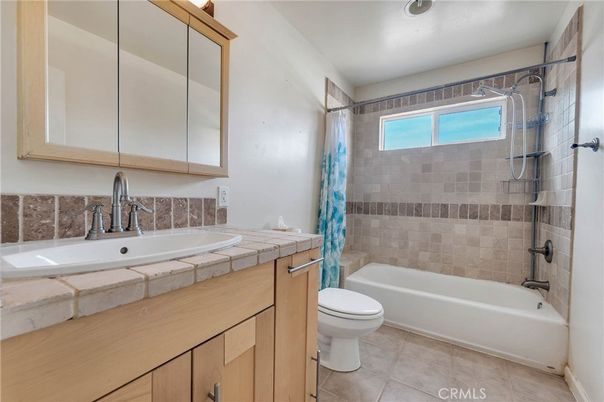 Bathroom, Interior, Recessed Lighting, Tile Countertops