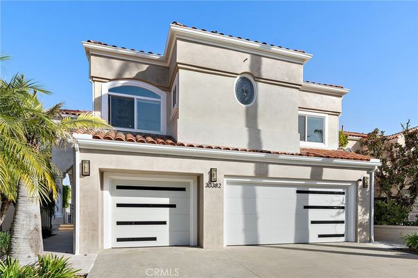 Attached, Exterior, Facade, Mediterranean