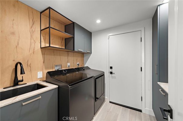 Interior, Recessed Lighting, Washer, Wood Texture Flooring