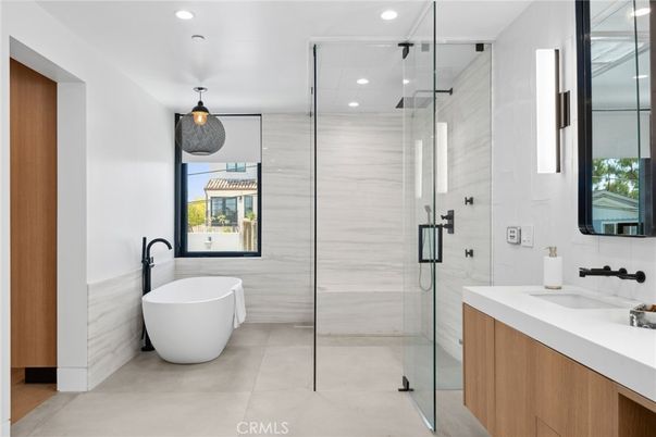 Bathroom, Free Standing Baths, Glass Shower, Interior, Pendant Lights, Recessed Lighting
