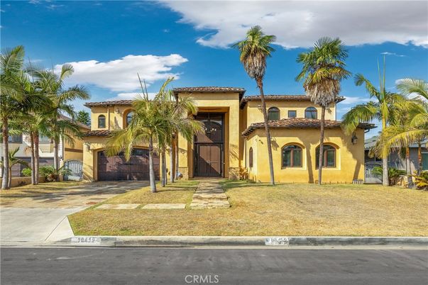 Attached, Exterior, Facade, Mediterranean