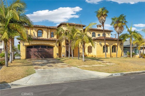 Attached, Exterior, Facade, Mediterranean