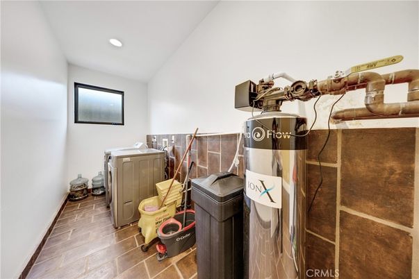 Interior, Recessed Lighting, Washer, Wood Texture Flooring