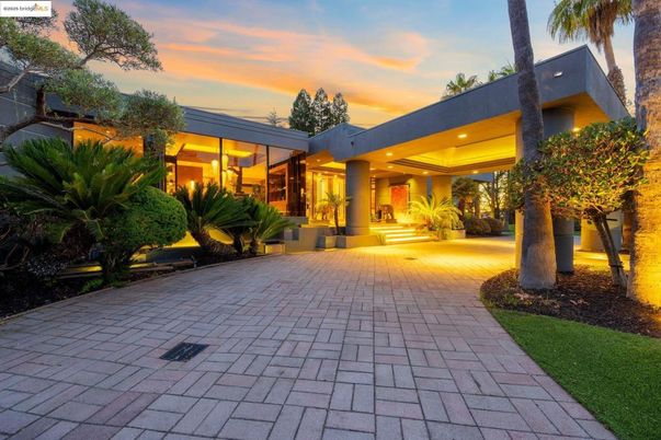 Backyard, Exterior, Facade, Modern