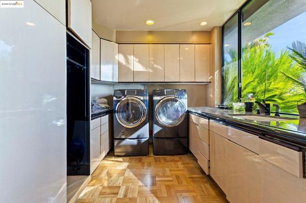 Interior, Recessed Lighting, Washer, Wood Texture Flooring