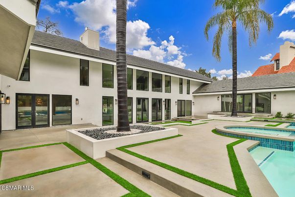 Exterior, Facade, Pool, Modern