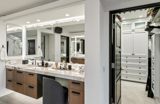 Bathroom, Dual Sink Vanities, Interior, Recessed Lighting