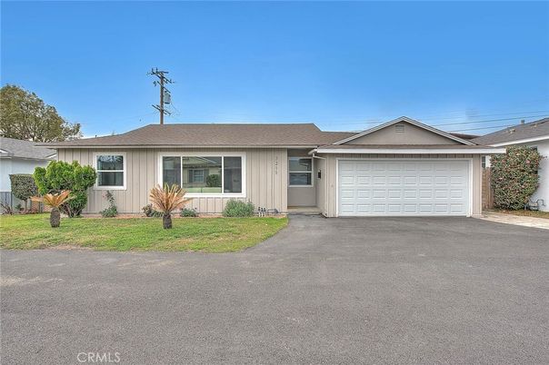 Attached, Exterior, Facade, Ranch