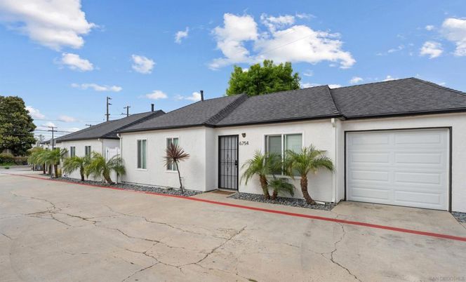 Attached, Exterior, Facade, Ranch