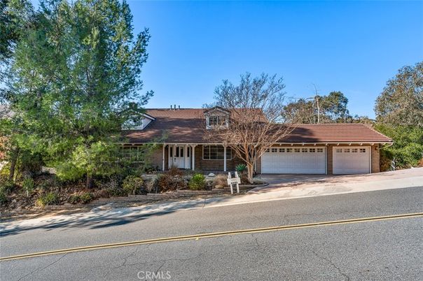 Attached, Exterior, Facade, Ranch