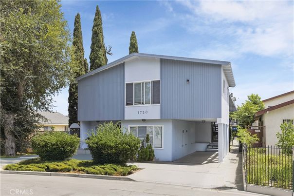 Exterior, Facade, Raised Ranch
