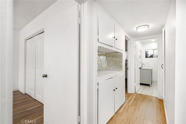 Interior, Washer, Wood Texture Flooring