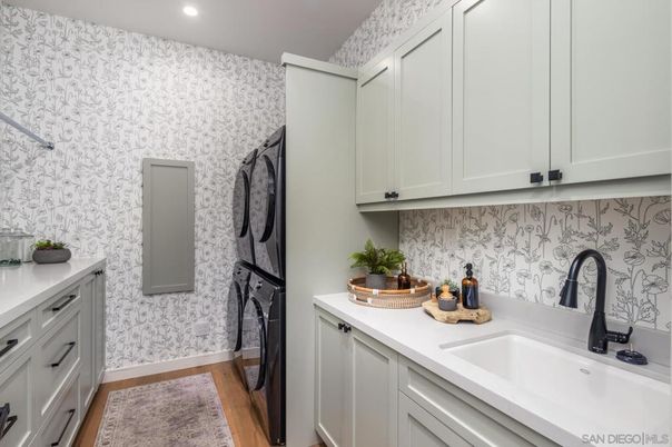 Interior, Recessed Lighting, Washer, Wood Texture Flooring