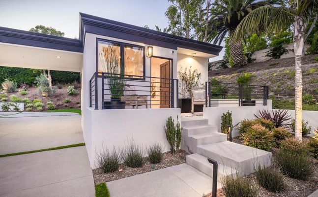 Backyard, Exterior, Facade, Modern