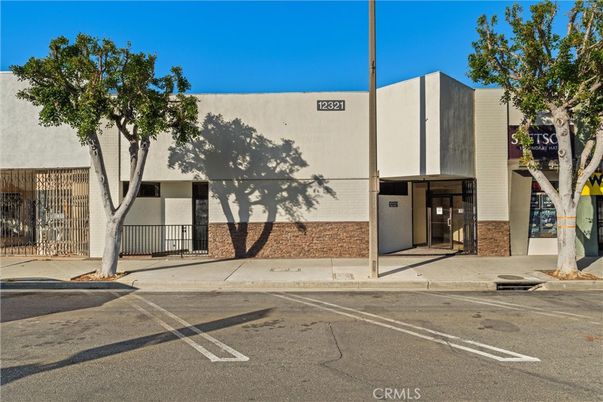 Exterior, Facade, Modern