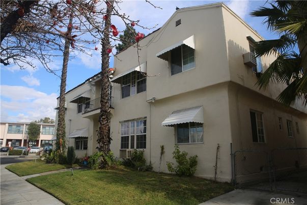 Exterior, Facade, Modern